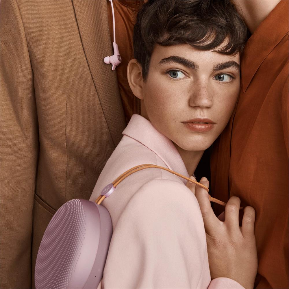 Bang & Olufsen BeoPlay A1 Peony Bluetooth Taşınabilir Hoparlör Bang & Olufsen BeoPlay A1 Peony Bluetooth Taşınabilir Hoparlör