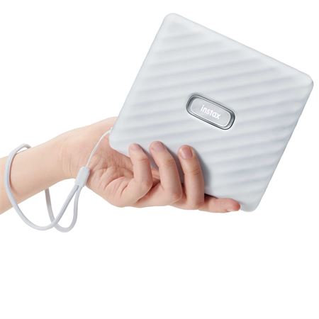 desibela1_0005_linkwidewhite_strap_hand.jpeg