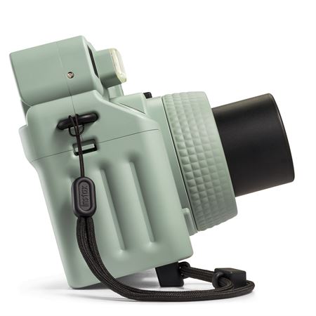wide400_0002_pnginstaxwide400-promotionalimages-10usingtripodstrapsideon.jpg